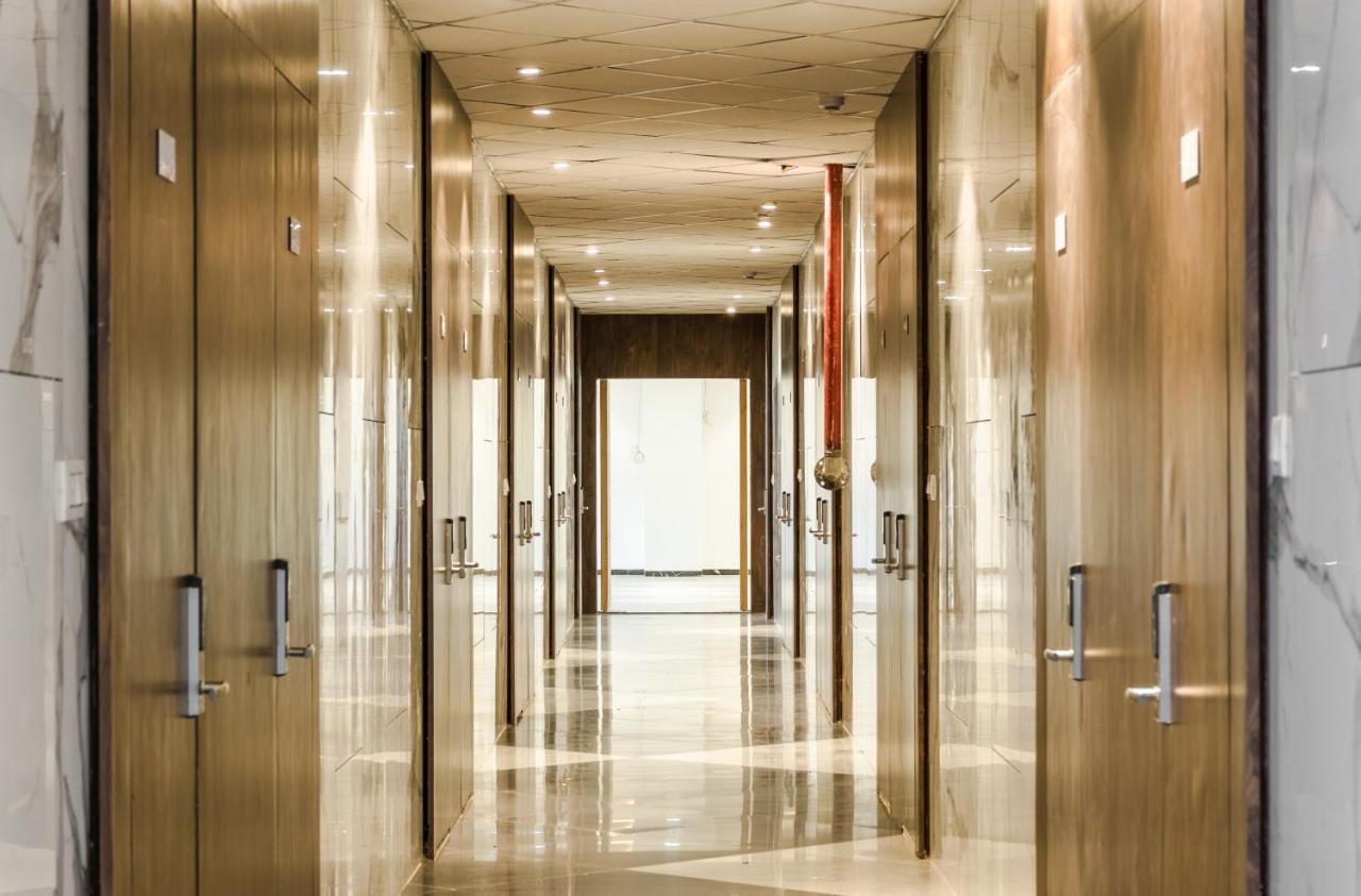 Meridian Hotel & Banquet Surate Exterior foto