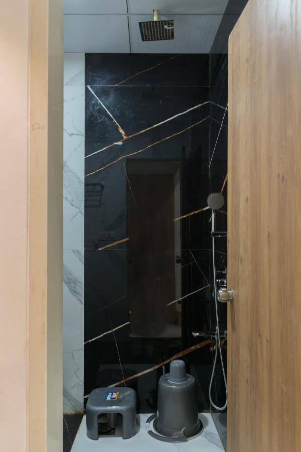 Meridian Hotel & Banquet Surate Exterior foto
