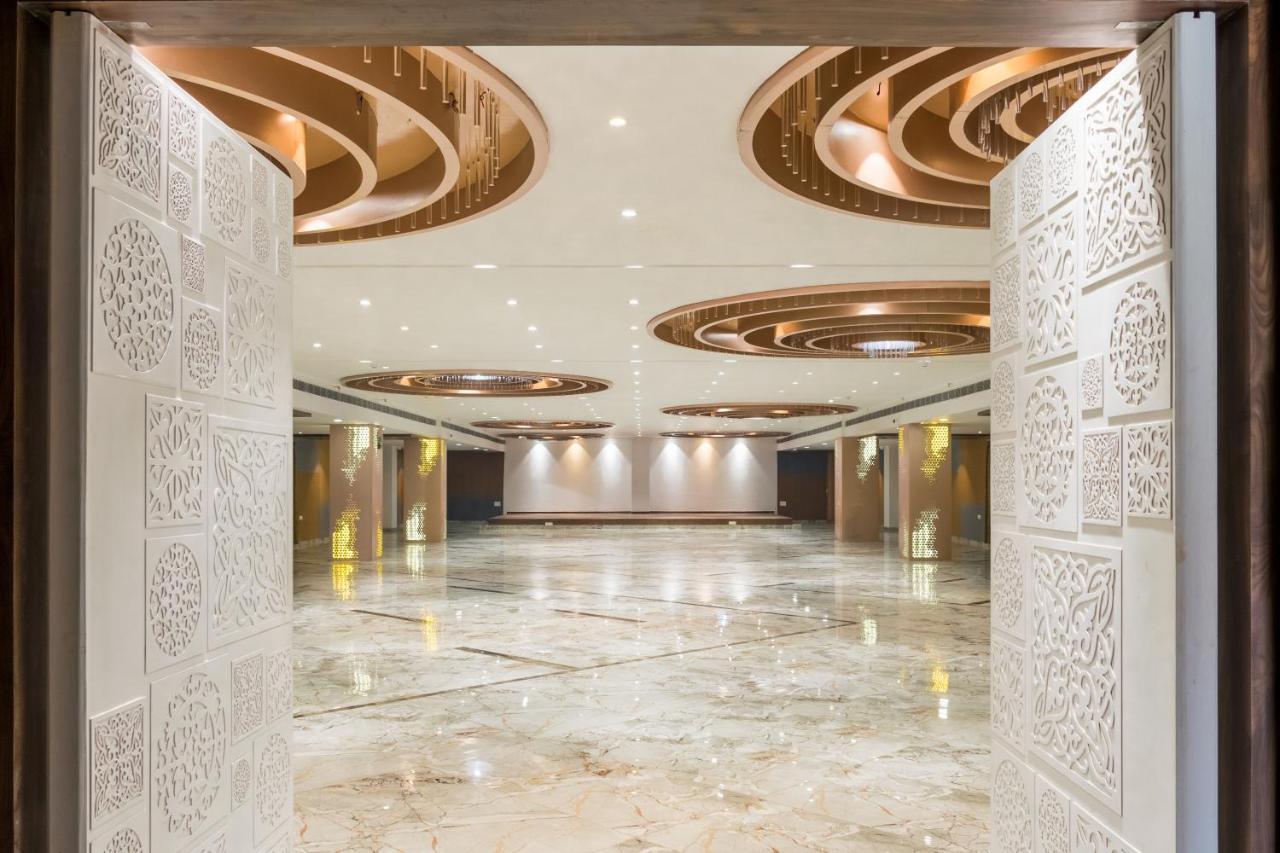 Meridian Hotel & Banquet Surate Exterior foto