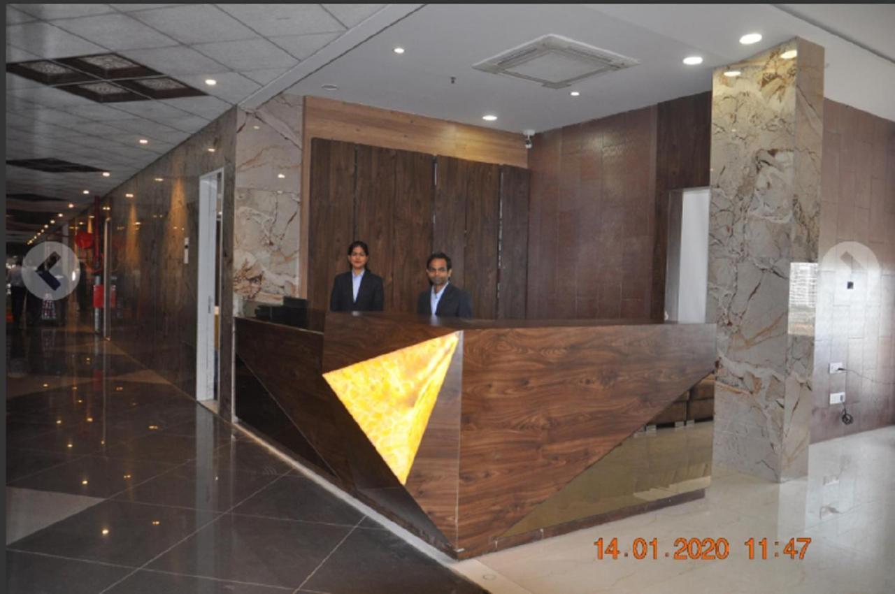 Meridian Hotel & Banquet Surate Exterior foto