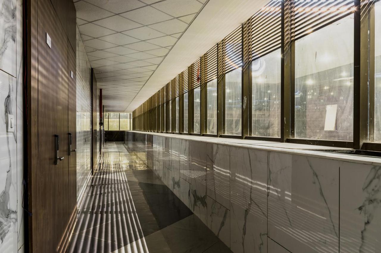 Meridian Hotel & Banquet Surate Exterior foto