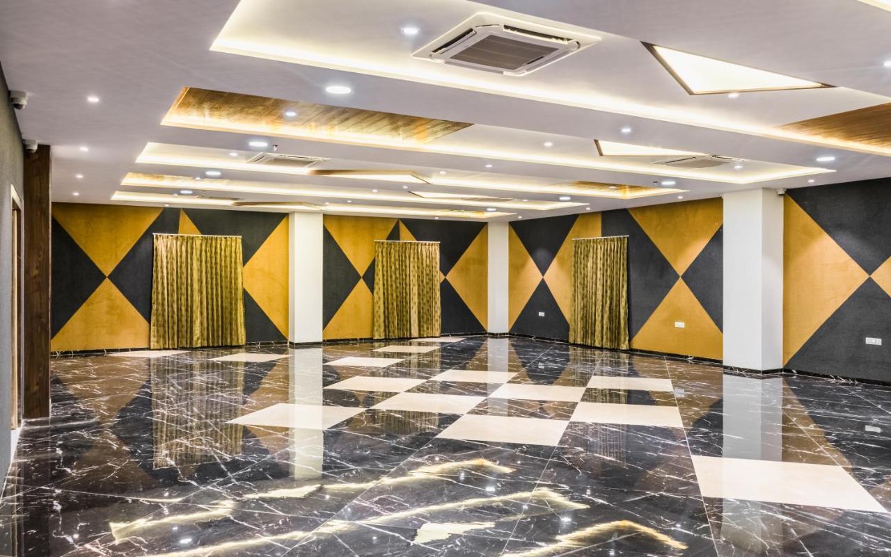 Meridian Hotel & Banquet Surate Exterior foto