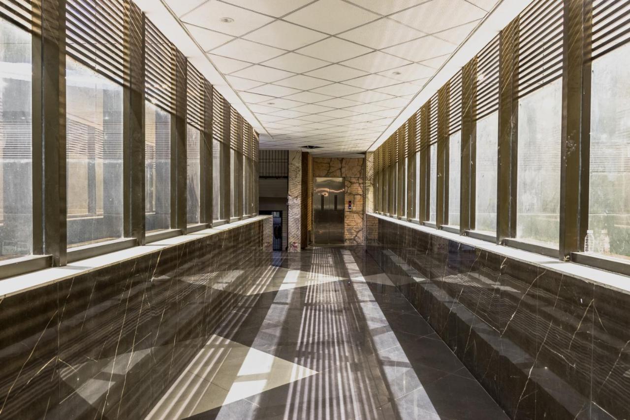 Meridian Hotel & Banquet Surate Exterior foto